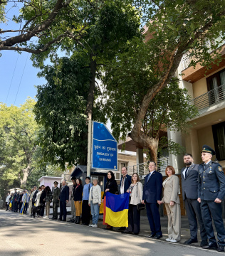 Ukrainian community, formed a symbolic "Chain of Unity."